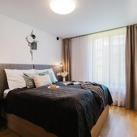 Days - One Bedroom With Garage Parking In Smichov *