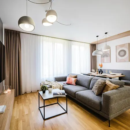 Days - One Bedroom With Garage Parking In Smichov *