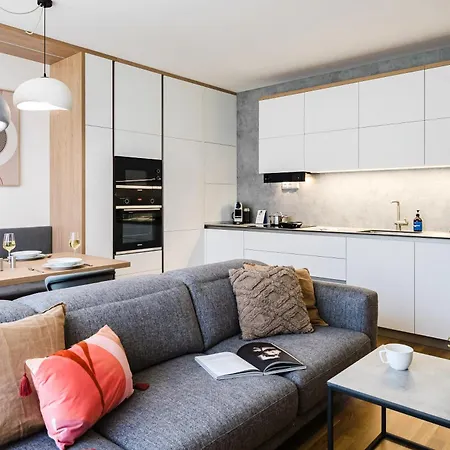 Days - One Bedroom With Garage Parking In Smichov