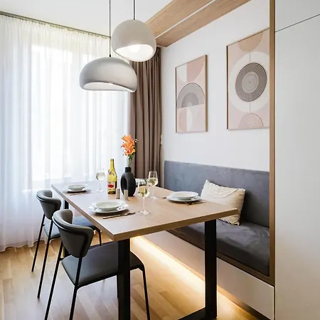 Days - One Bedroom With Garage Parking In Smichov アパート プラハ